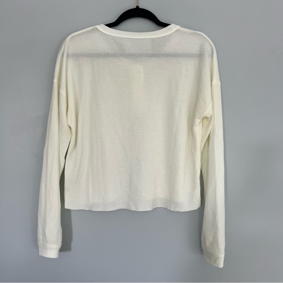 Cropped Long-Sleeve Henley T-Shirt - Picture 3 of 9
